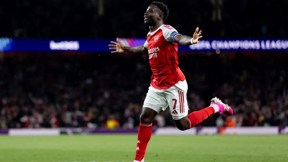 Saka corre hacia la parcialidad Gunner a festejar su gol. foto: @uefa.