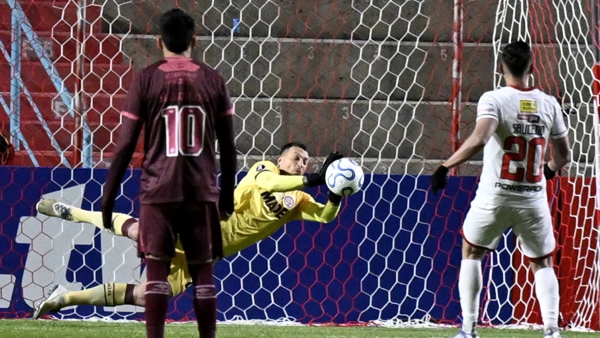 Foto: Losada le detuvo un penal a Saucedo en el arranque del partido