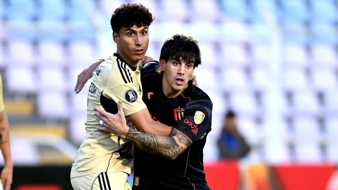 Alexis Castro lucha con un defensor peruano. foto: @conmebol.
