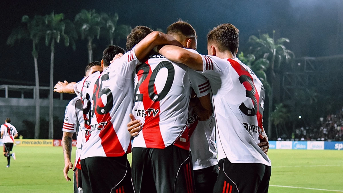 Foto: River celebró un emotivo triunfo en la última jugada del partido ante Carabobo en Venezuela.