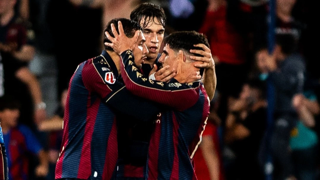 El argentino Matías Moreno besa a su compañero Victor García, autor de un doblete para el Levante. foto: @laliga.&nbsp;