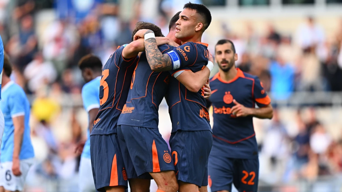 Lautaro rodeado por sus compañeros festeja su gol. (Foto: @seriea).