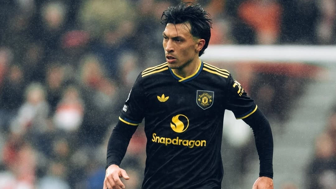 Lisandro Martinez volvió a jugar en el United y se lo vio muy bien. foto: @premierleague.