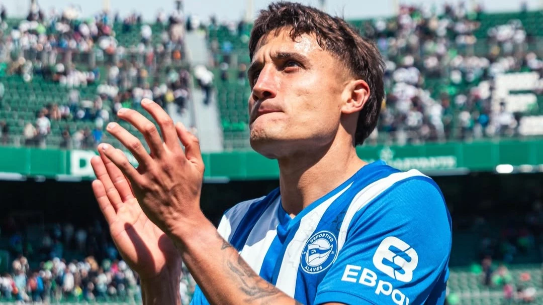 Nahuel Tenaglia recibe el aplauso de la parcialidad del Alavés, donde juega hace cuatro años. foto: @laliga.