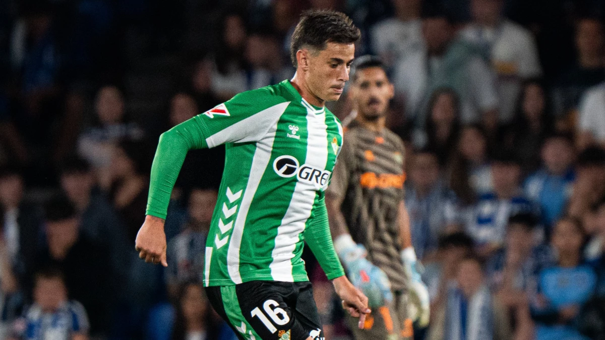 En total control, Valentín Gómez sale del fondo del Betis. foto: @laliga.