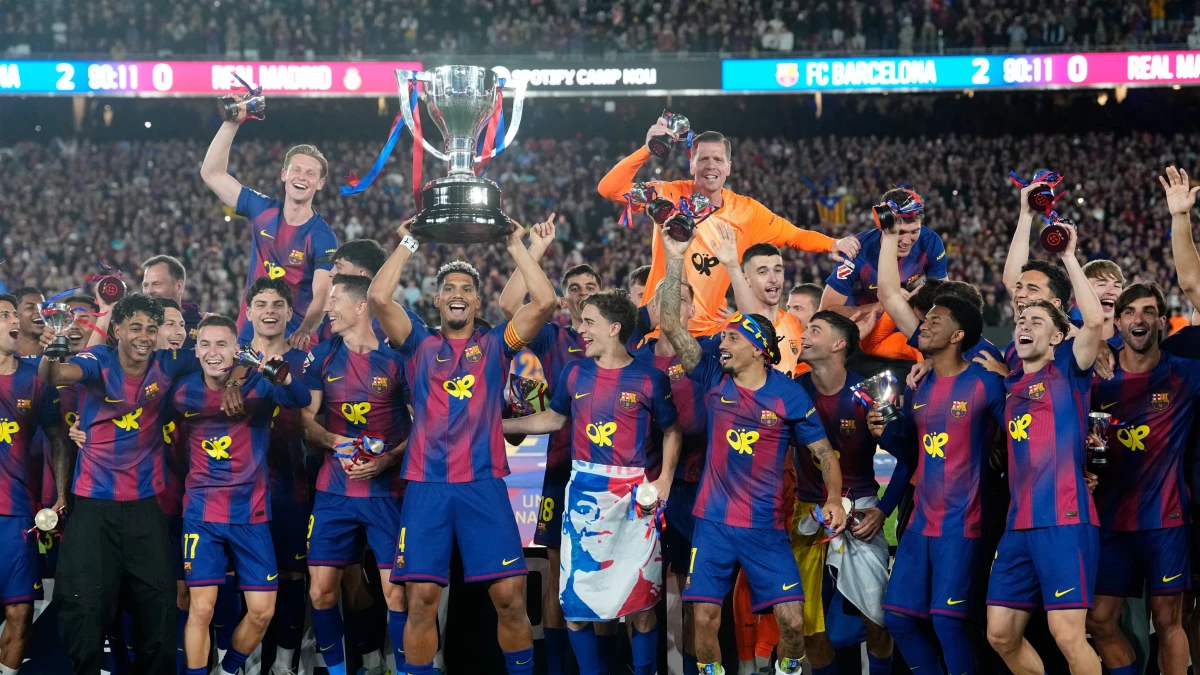 El uruguayo Ronald Araújo, que no sumó minutos, levantó el trofeo de la Liga de España.Foto: “X” de la LALIGA (@LaLiga).