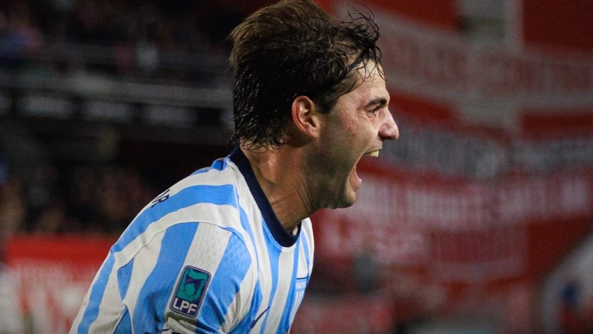 Foto: X @Racingclub - Santiago Sosa festeja su gol, el de la victoria de Racing sobre Estudiantes para pasar a cuartos.