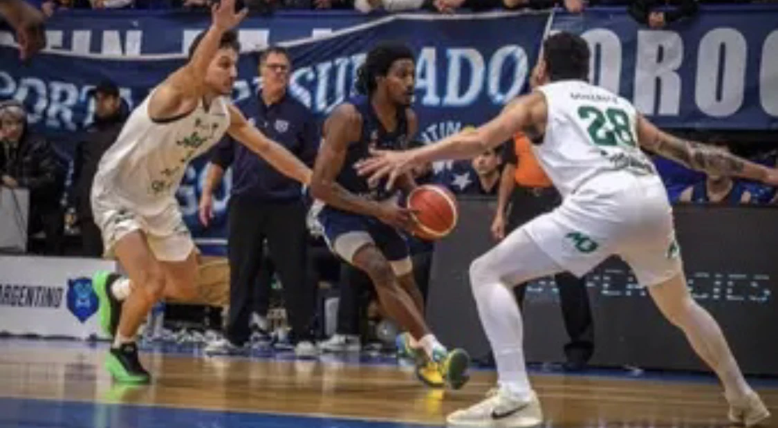 Foto: Atenas quedó a una derrota del descenso y Argentino a un triunfo de la salvación en la LNB: