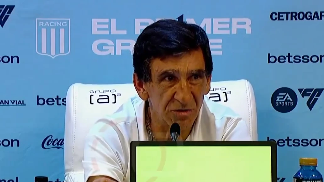 Foto: &nbsp;Gustavo Costas más tranquilo después de ganar en La Plata.&nbsp;