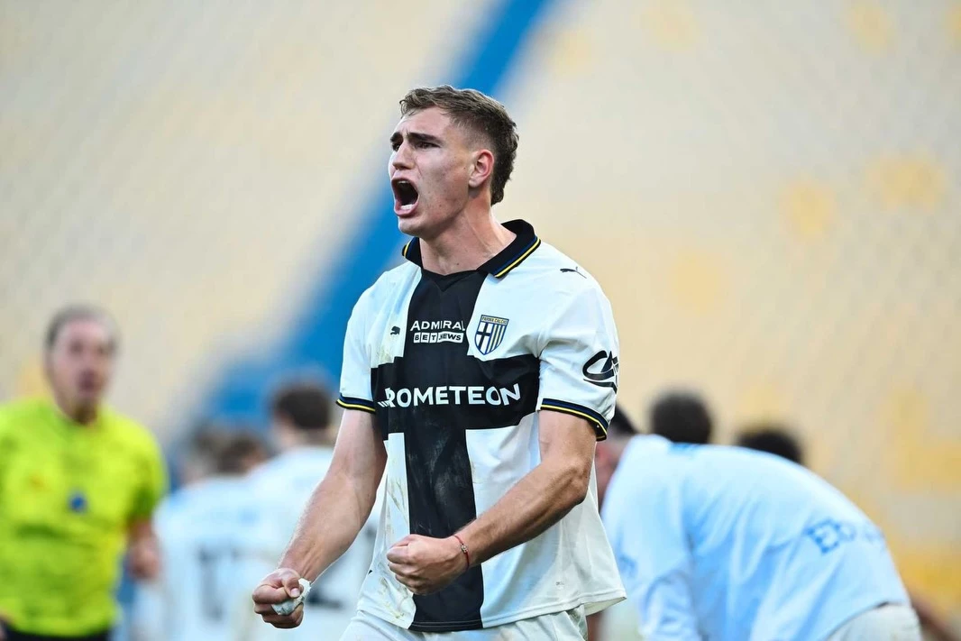 Mateo Pellegrino festeja uno de sus goles en Italia. Foto: Parma.
