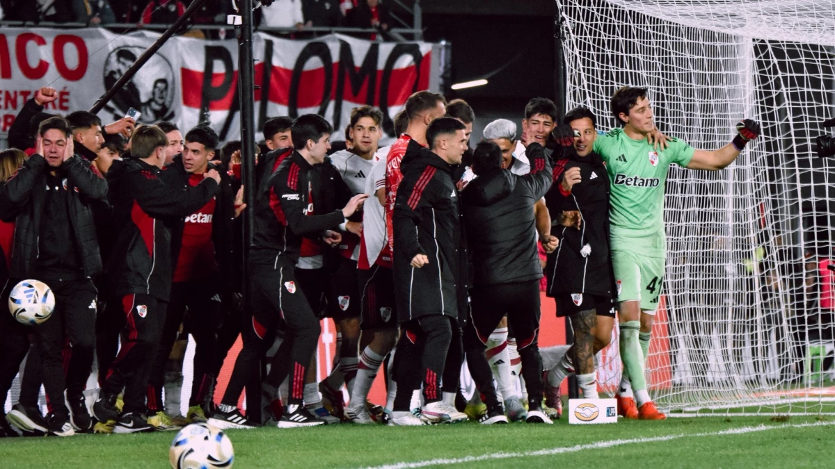 Foto: River. El equipo tuvo el alivio del final gracias a los penales que atajó el Santiago Beltrán en el Monumental.