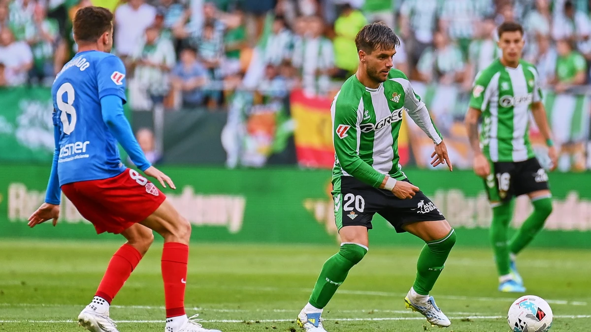 Gio Lo Celso maneja el balón en una jugada a favor del Betis: foto: @realbetisbalompie.