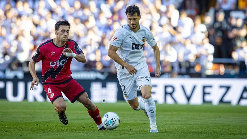 Guido Rodríguez maneja el balon en el empate ante Rayo Vallecano. foto: @valenciafc.