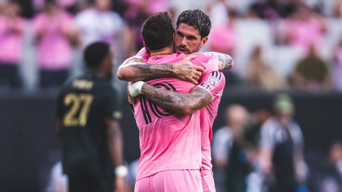 Foto: Messi y De Paul hacen ver eñl futuro mundialista de Argentina “color de rosa”.