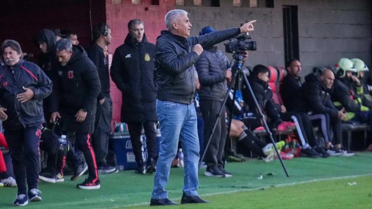 Defensores echo al entrenador Fabián Nardozza.