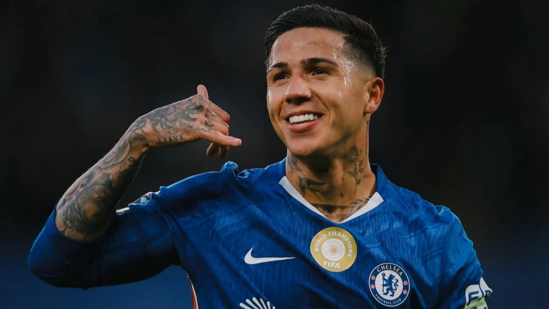 Enzo y su tradicional festejo luego de su gole para Chelsea. foto: @chelseafc.