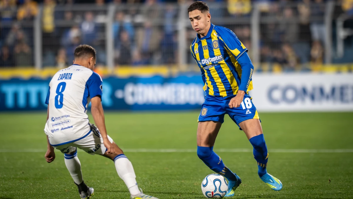 FotoX@RosarioCentral - Julián Fernández habilitó de rabona a Pizarro para que anotara el segundo de Central.&nbsp;