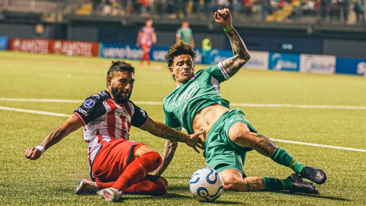 Foto: Barracas Cenral jugó casi todo el segundo tiempo con uno menos y perdió por 2 a 0 en su despedida de la Sudamericana