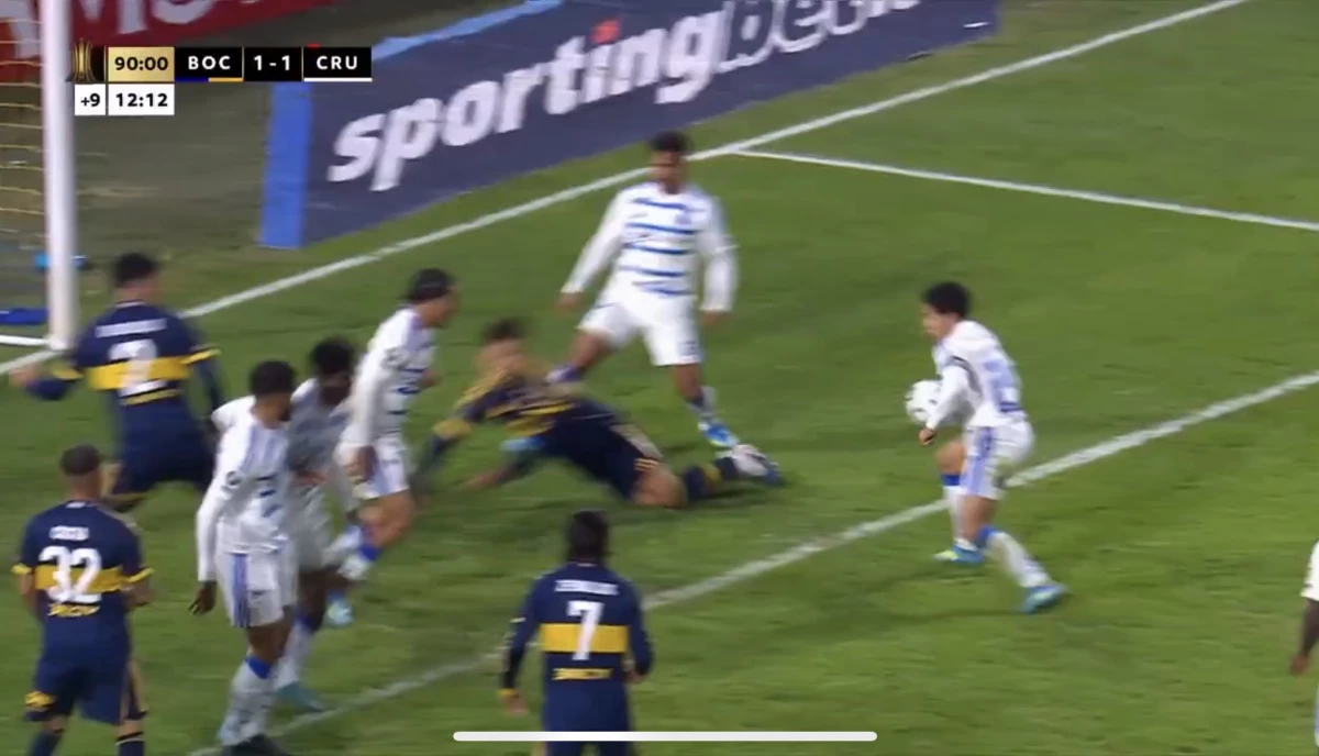 Foto: La mano de Romero, acción que no fue revisada por el VAR.