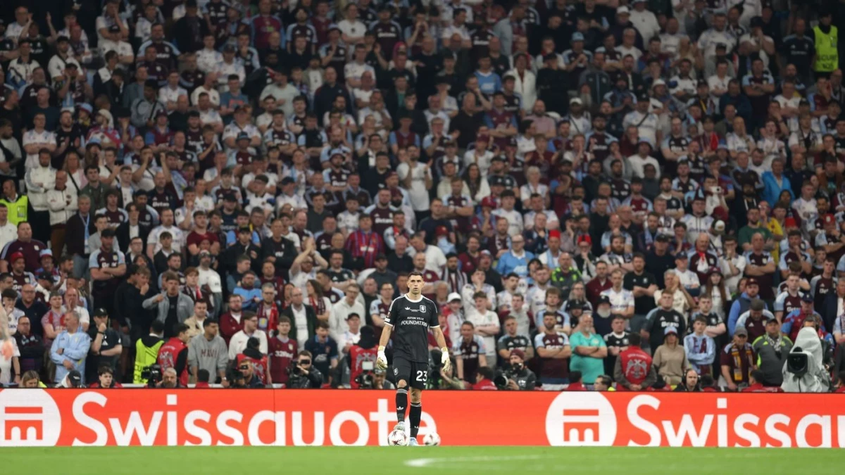 Dibu Martínez en Estambul, escoltado por la hinchada de los Villanos. foto: @uefa.
