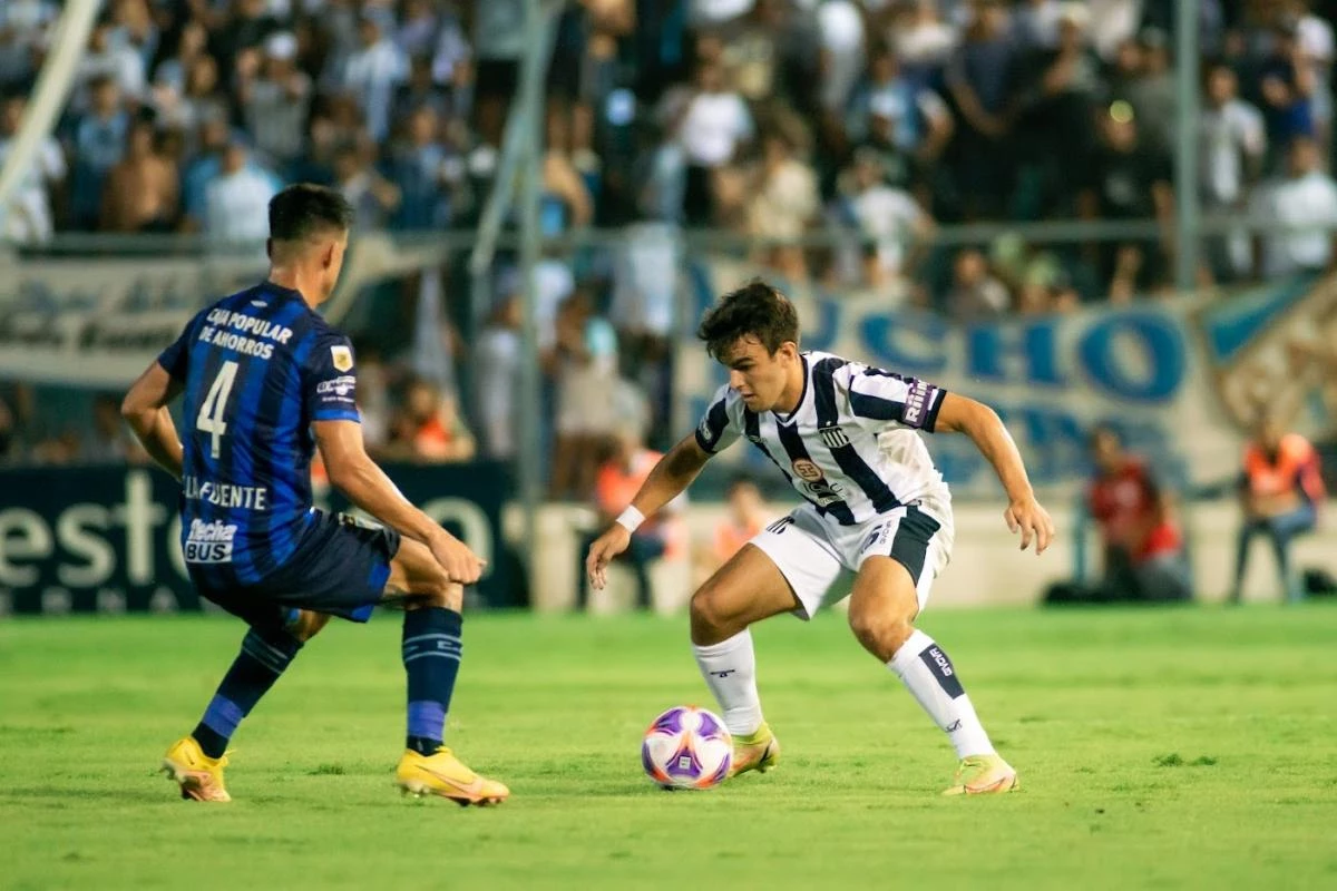 Foto: De la Fuente fue impasable para cada jugador de talleres que se recostó sobre el lateral derecho de los tucumanos.