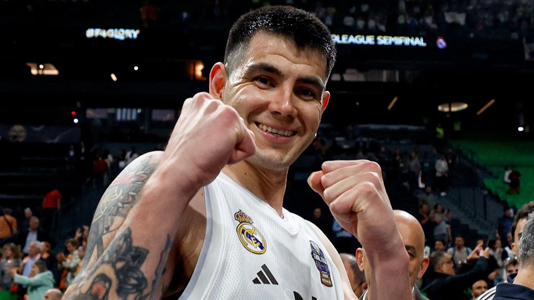 La felicidad de Deck tras meterse en la final de la Euroliga con el Madrid.Foto del “X” de Real Madrid Basket (@RMBaloncesto).