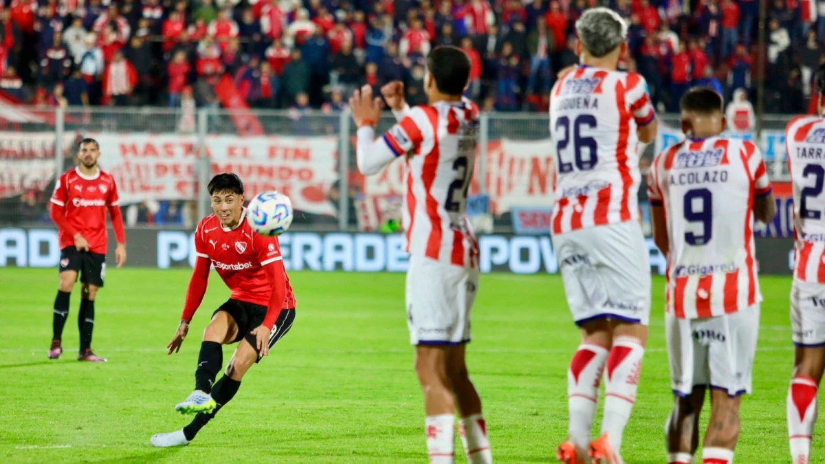 Foto: Maximiliano Gutiérrez apunta, dispara y convierte con otro tiro libre el segundo gol del triunfo de El Rojo&nbsp;