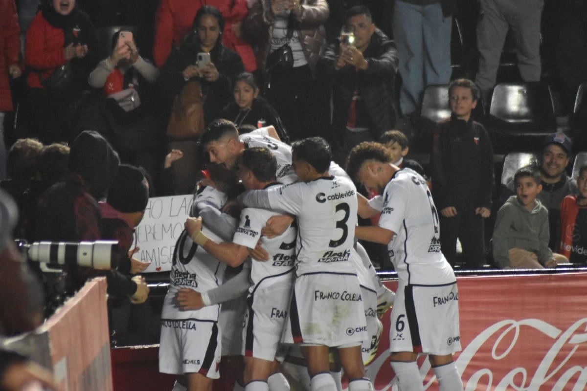 Foto:@ColonOficial. Los jugadores locales festejan el tanto de Ignacio Lago en el Sabalero que igualó con MItre de Santiago del Estero