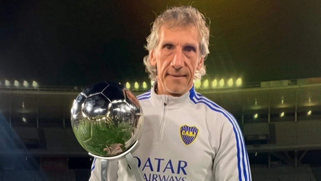 Foto: Fernando Gayoso dejó en Boca y otros clubes un legado impostergable para loos arqueros a su cargo. Acá exhibiendo la Copa de la Liga 2022 como parte del cuerpo técnico de Sebastián Battaglia.