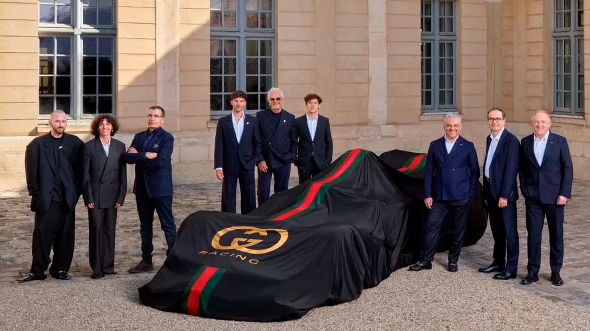 La fotografía del anuncio que marca una nueva era en la comercialización y el acceso a marcas de lujo dentro de la Fórmula 1 Foto: Gucci