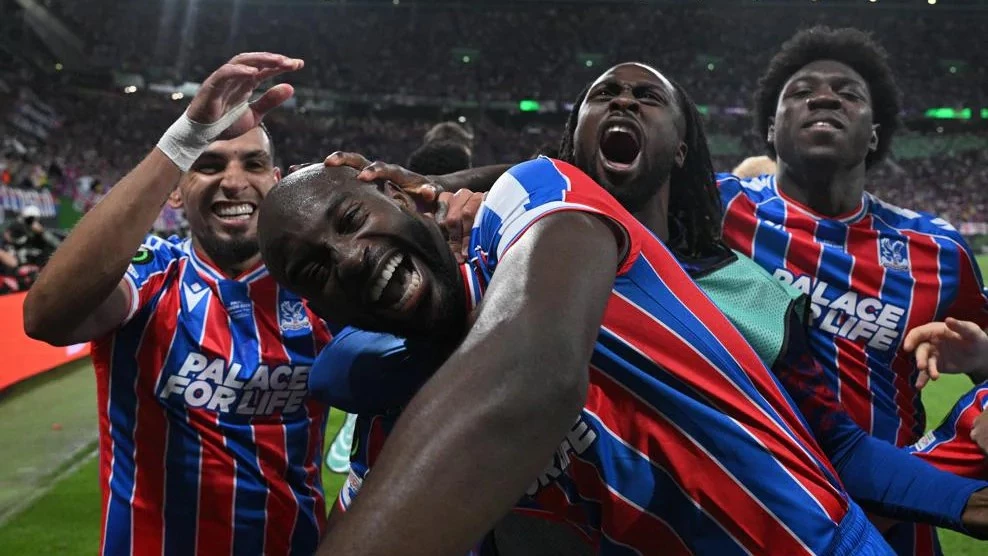 Mateta rodeado de sus compañeros en el festejo del gol. foto: @uefa.