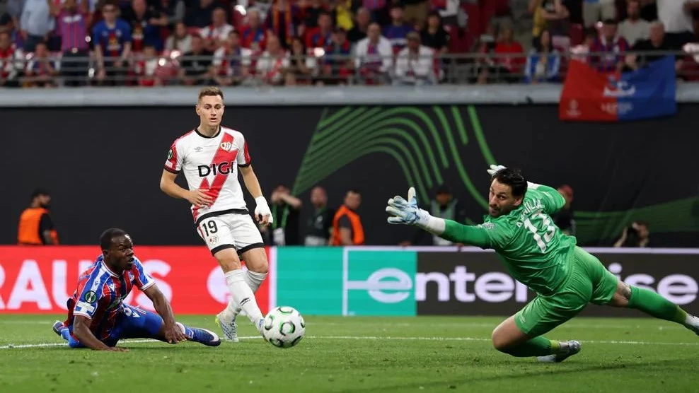 Un instante antes, Batalla desvio la pelota y evito el gol. foto:@uefa.