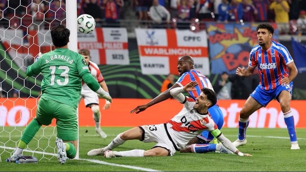 Batalla ve como la pelota golpea por tercera vez en el palo y su equipo se salva. foto: @uefa.