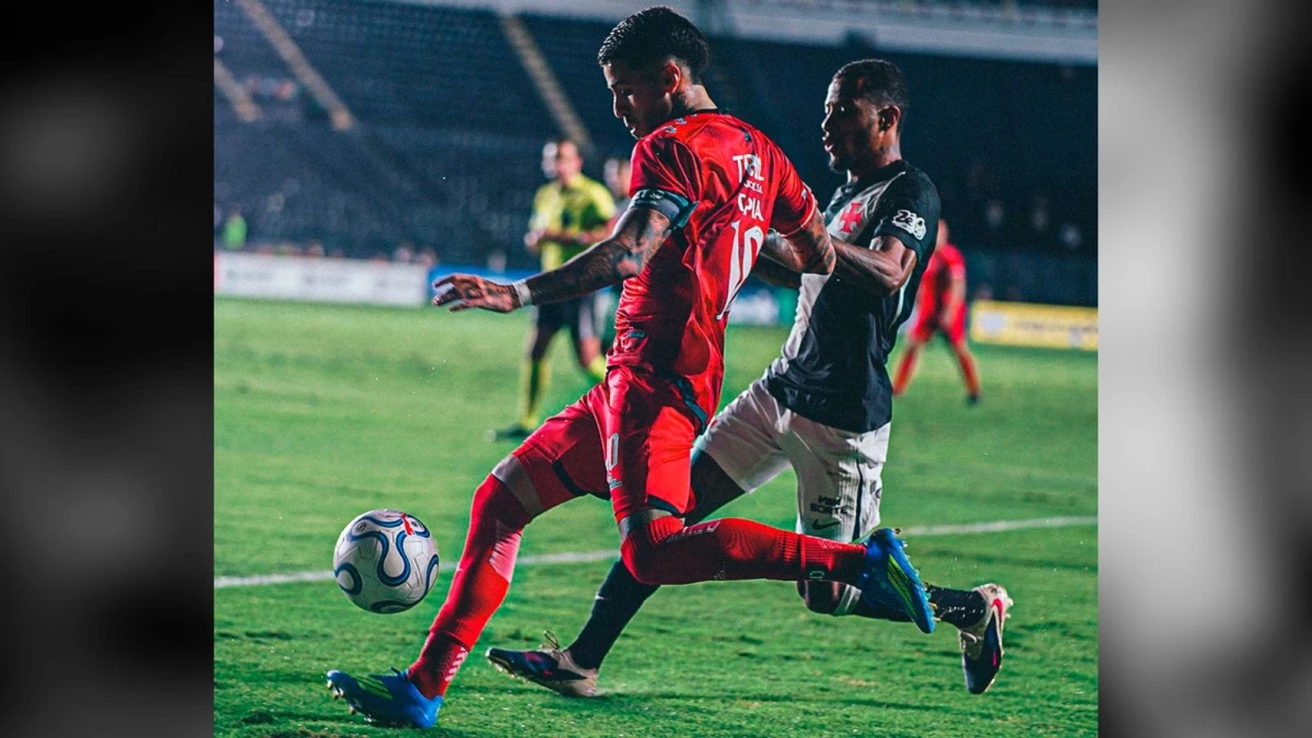 Iván Tapia en un intento de llegar al area de Vasco. foto: @conmebol.