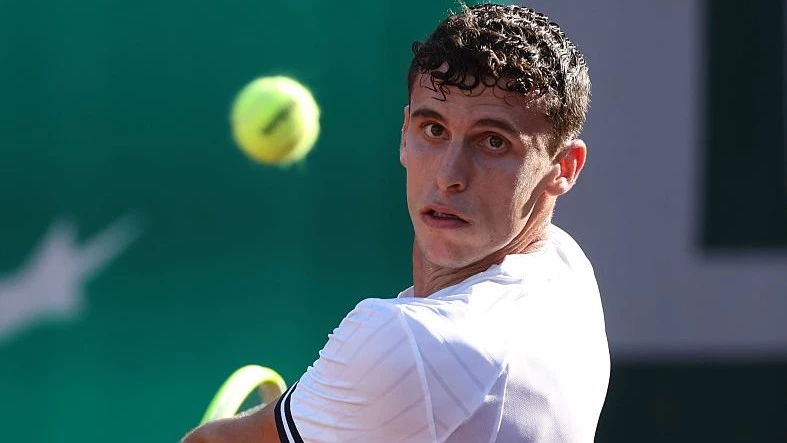 Juan Manuel Cerúndolo luchó ante el italiano Sinnner, pero no pudo quitarle un solo set en la segunda ronda de Roland Garros. (Foto: @ATPTour_ES)