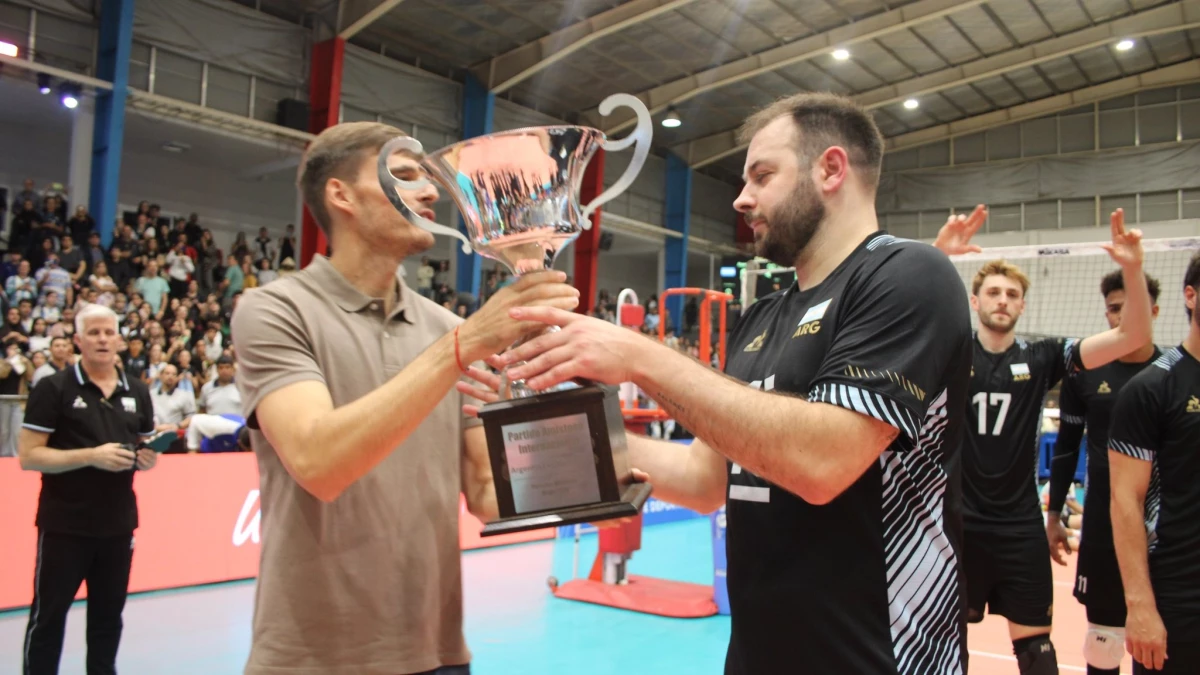 Foto: De Cecco recibe el trofeo que se puso en juego en Posadas.