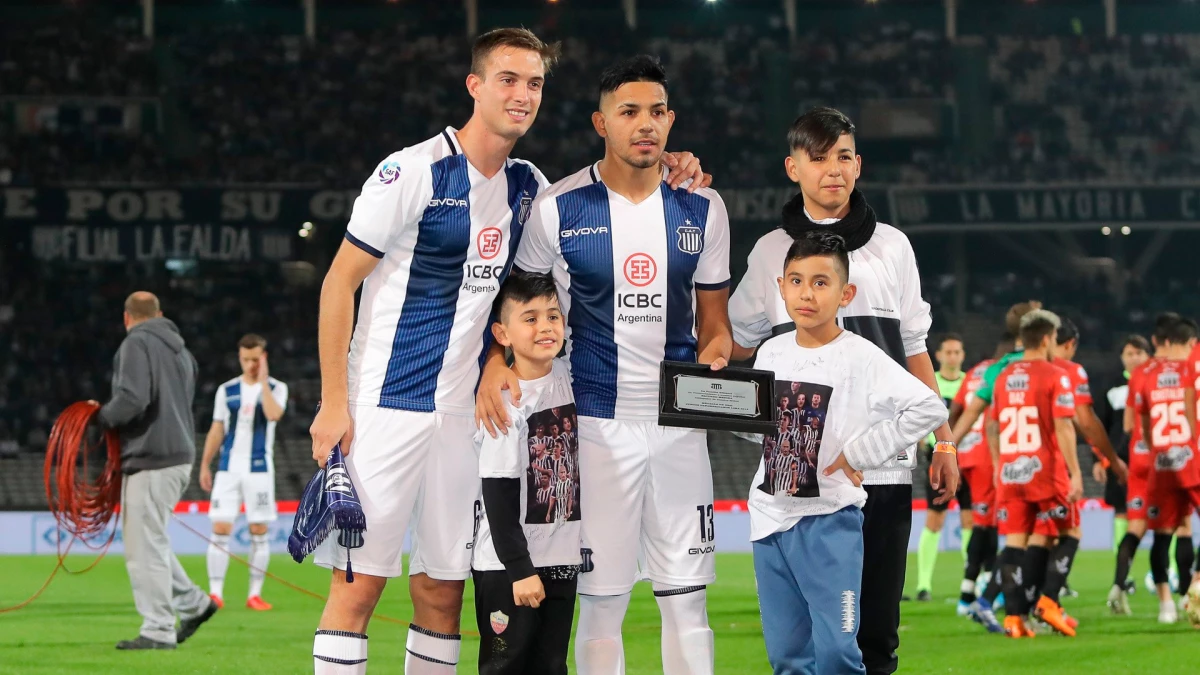 Facundo Medina, JUan Cruz Komar en la “T” donde salió a la cancha con sus tres hermanos | Foto: Prensa Talleres de Córdoba