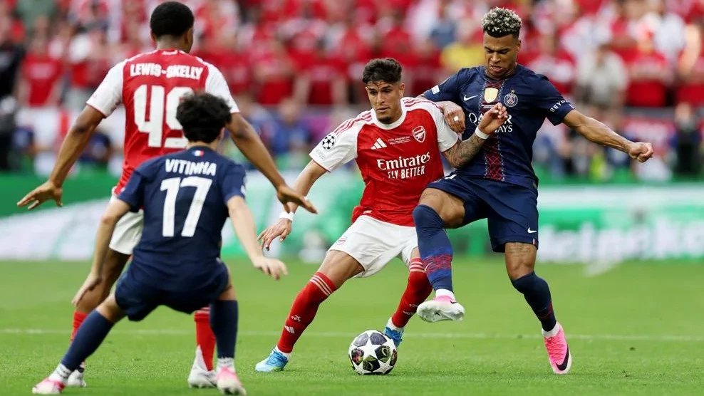 El Arsenal propuso lucha en el medio, pero el PSG fue más agresivo. foto: @uefa.