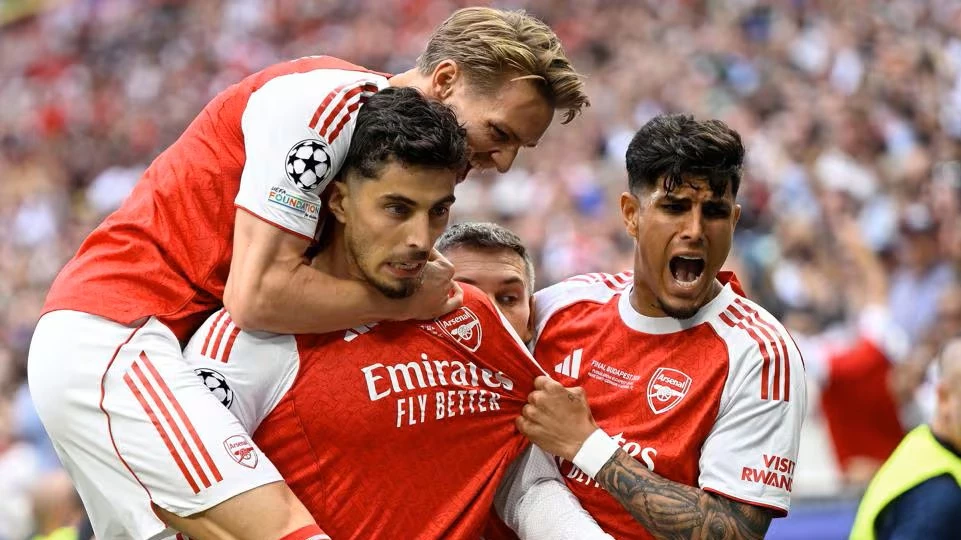 Los jugadores del Arsenal abrazan a Havertz tras abrir el marcador. foto: @uefa.
