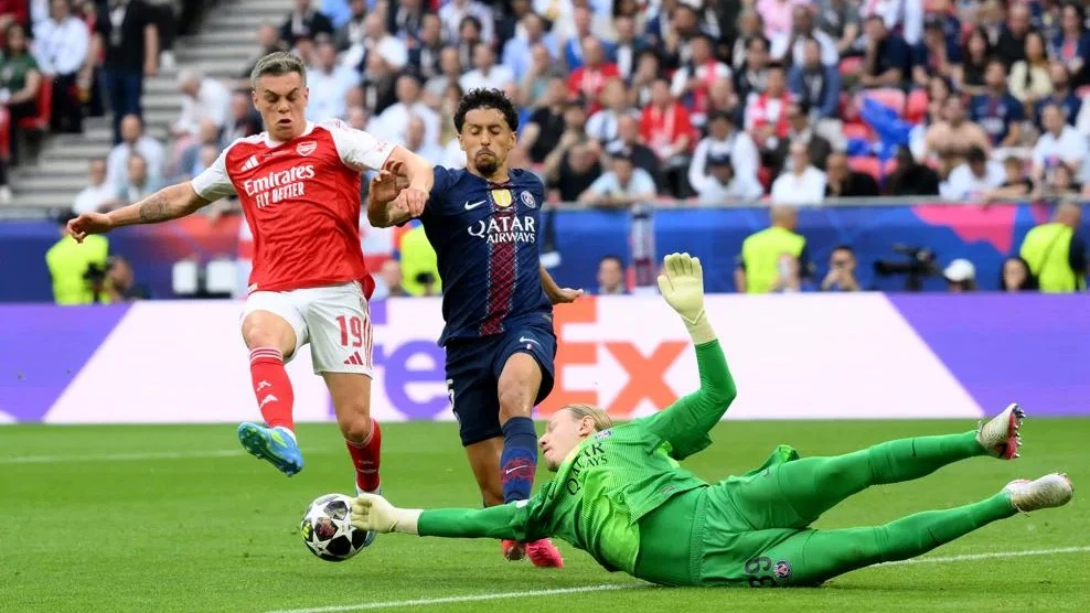 Safonov desvia la pelota a los pies de Trossard que podia marcar para Arsenal. foto:@uefa.