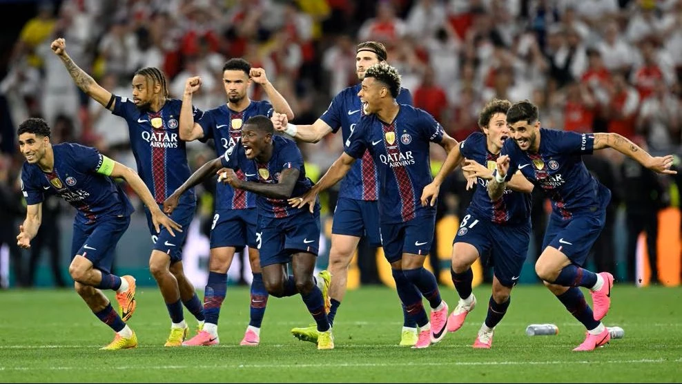 Los jugadores del PSG inician el festejo de su bicampeonato. foto: @uefa.