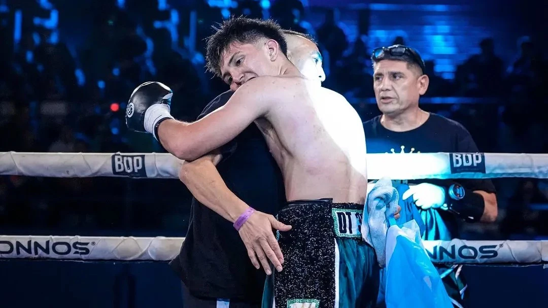 El Huracán Narvaes junto a su hijo Junior. Foto: Boxeo de Primera