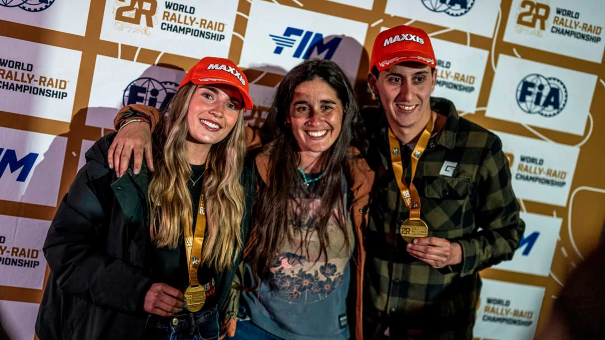 Puck Klaassen, Augusto Sanz y su novia, en los festejos de un histórico podio para el binomio con un KTM de altísimo nivel | Foto: @augustosanz