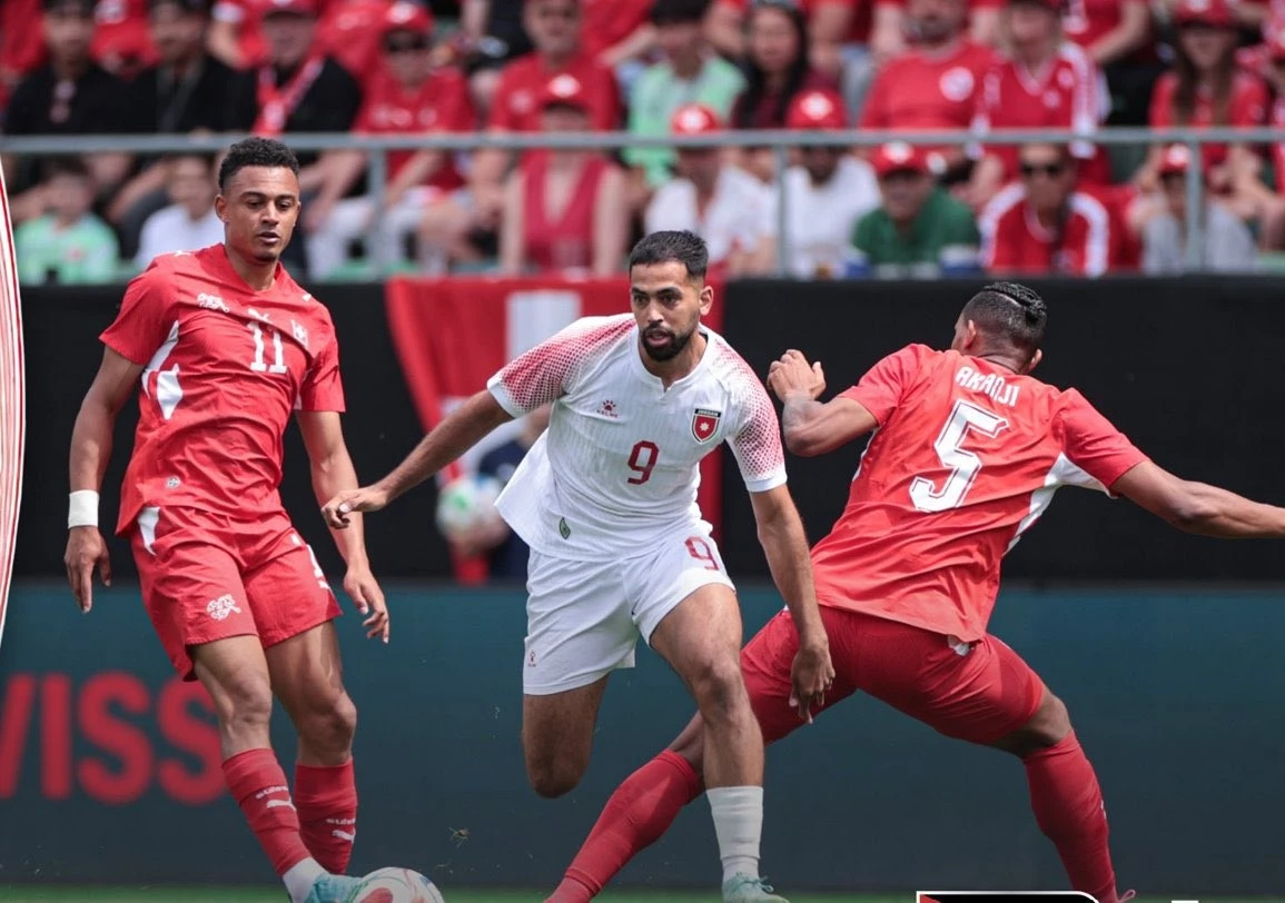 Foto: Al Mashama News. Alí Olwan busca llevarse el balón ante la marca adversaria. Victoria clara de Suiza en Saint Gallen.&nbsp;