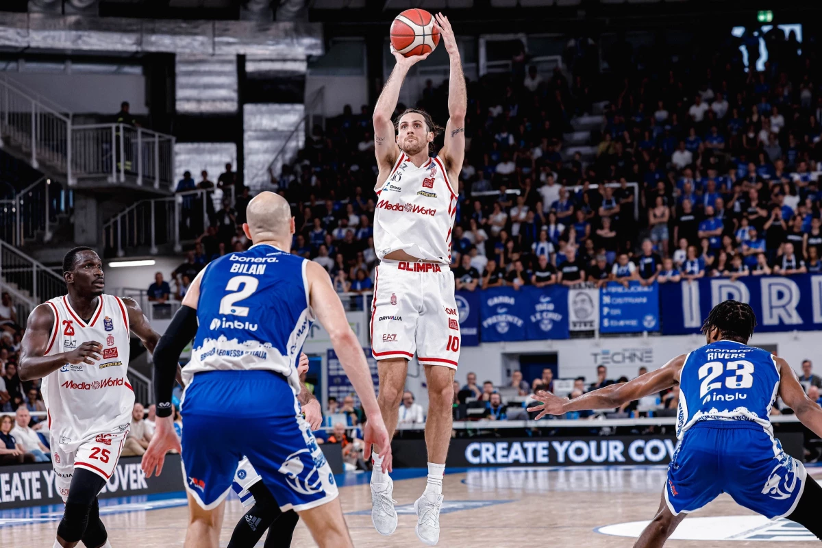 Foto:@OlimpiaMI1936. El argentino Bolmaro lanza al aro. Su equipo, Armani Milano, perdió en Brescia y la serie está empatada 1-1