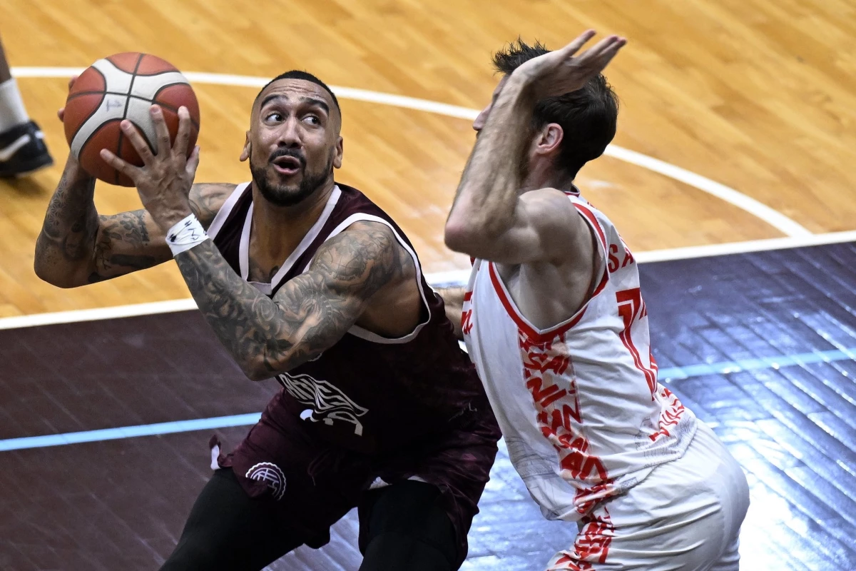 Foto:@LigaARGbasquet. El pivote Henry también fue importante en la victoria del Granate