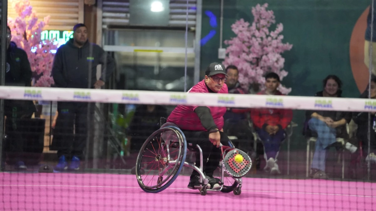 La segunda fecha del “APA - PARADEPORTES” PÁDEL Tour 2026 se disputó en la pista central del complejo Hulk Indoor Padel. (Foto: @ParaDeportesOk)