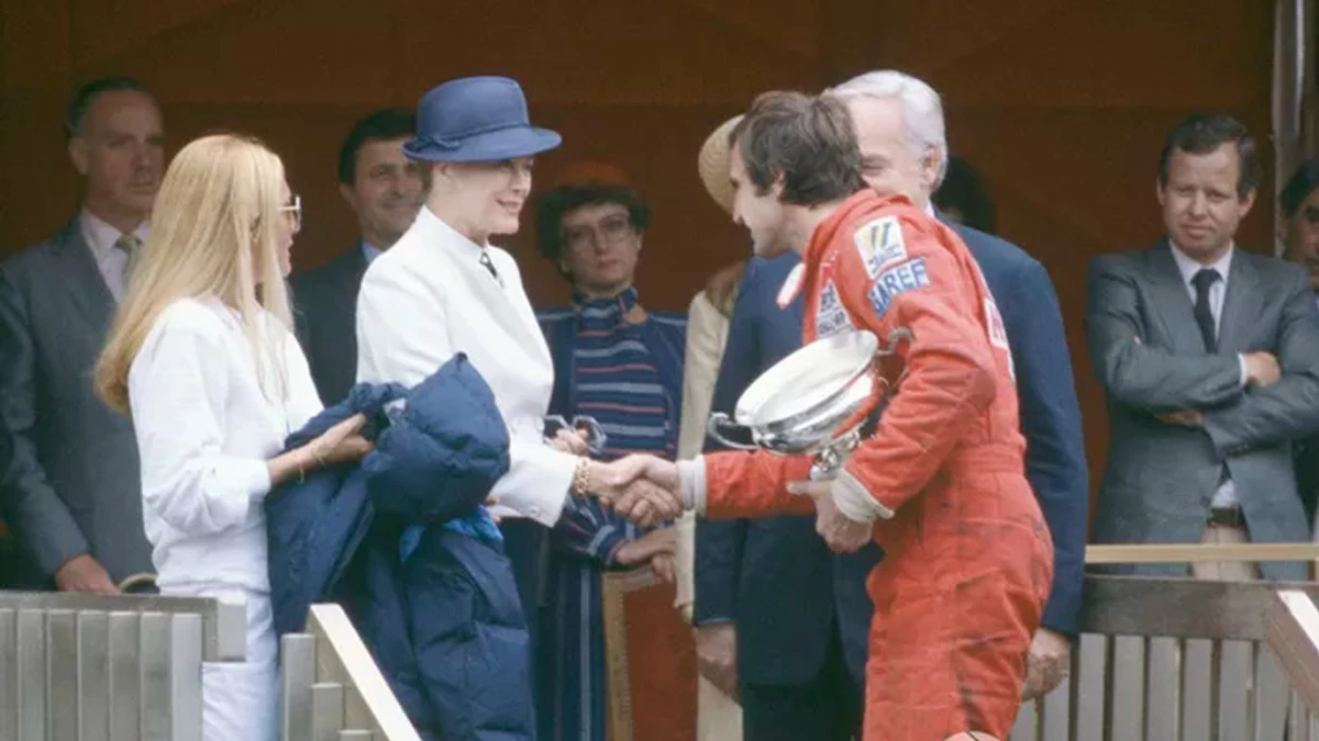 Reutemann recibe el saludo de la Princesa Grace Kelly, tras su triunfo sobre las calles de Montecarlo | Fotos: Armando Rivas https:www.f1-web.com.ar