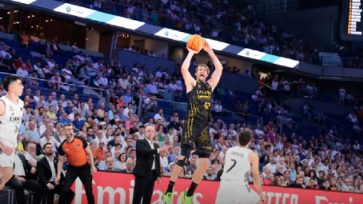 Foto: Liga Endesa. Campazzo y Deck observan cómo se levanta un jugador rival para anotar. Real Madrid perdió y quedó complicado
