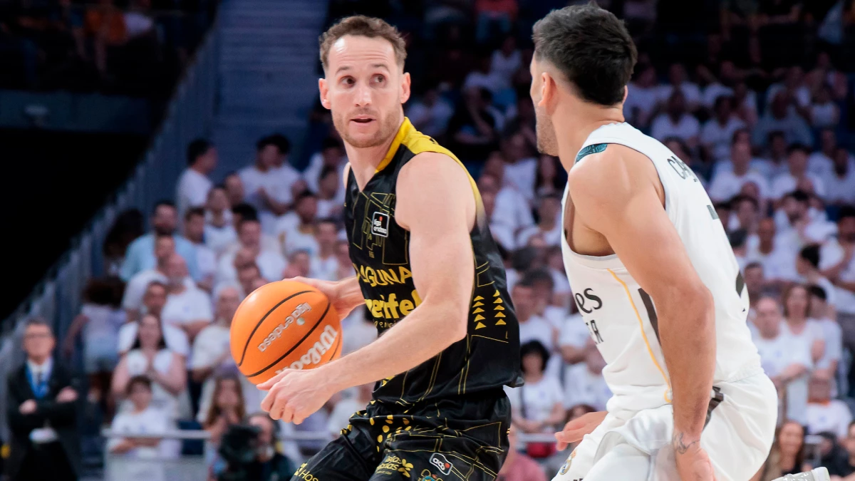 Foto: El brasileño Marcelinho Huertas domina la pelota ante la marca de Campazzo. Ganó La Laguna Tenerife por 98-97